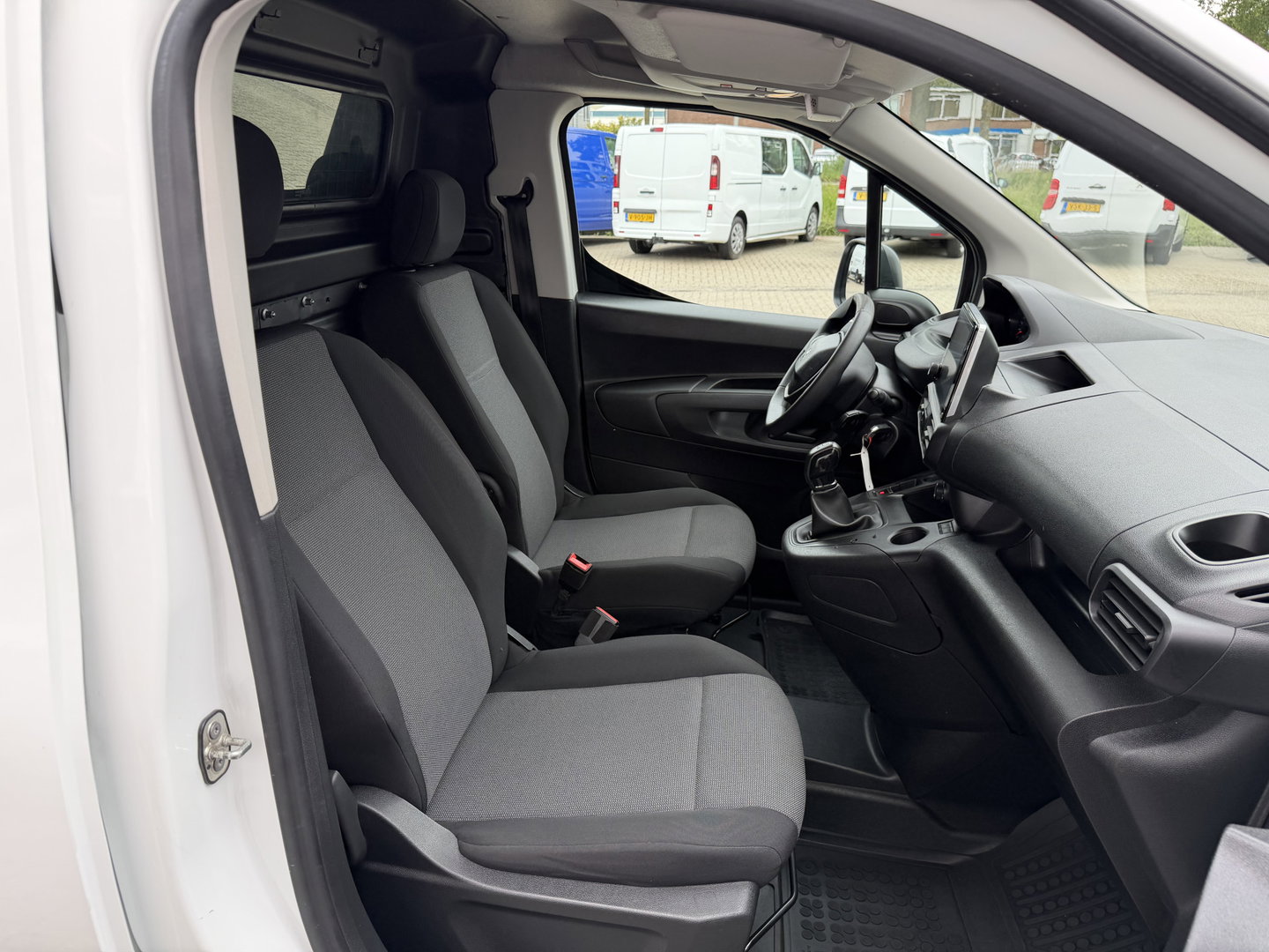 Peugeot Partner 1.5 BlueHDI Premium / euro 6 / bpm vrij / vaste prijs rijklaar € 10.950 ex btw / lease vanaf € 185 / airco / cruise / apple carplay / android auto