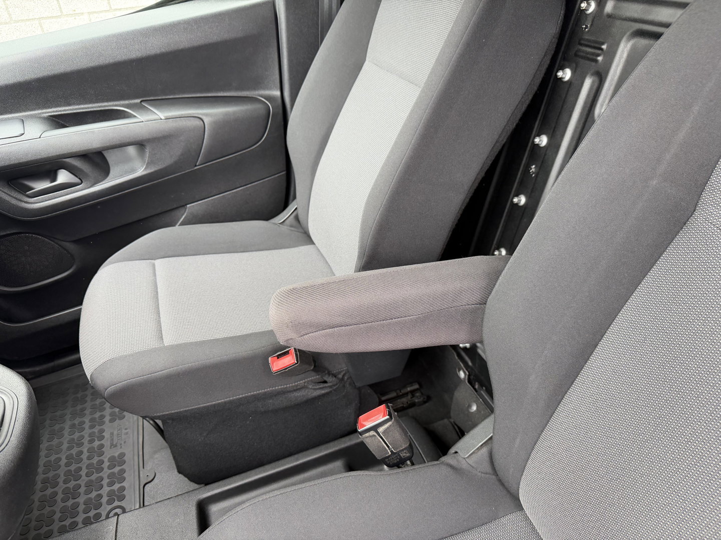 Peugeot Partner 1.5 BlueHDI Premium / euro 6 / bpm vrij / vaste prijs rijklaar € 10.950 ex btw / lease vanaf € 185 / airco / cruise / apple carplay / android auto