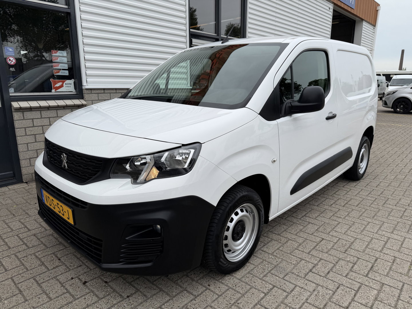 Peugeot Partner 1.5 BlueHDI Premium / euro 6 / bpm vrij / vaste prijs rijklaar € 10.950 ex btw / lease vanaf € 185 / airco / cruise / apple carplay / android auto
