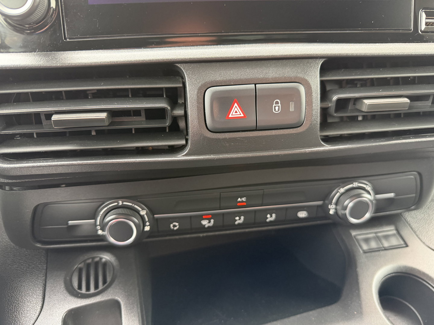 Peugeot Partner 1.5 BlueHDI Premium / euro 6 / bpm vrij / vaste prijs rijklaar € 10.950 ex btw / lease vanaf € 185 / airco / cruise / apple carplay / android auto