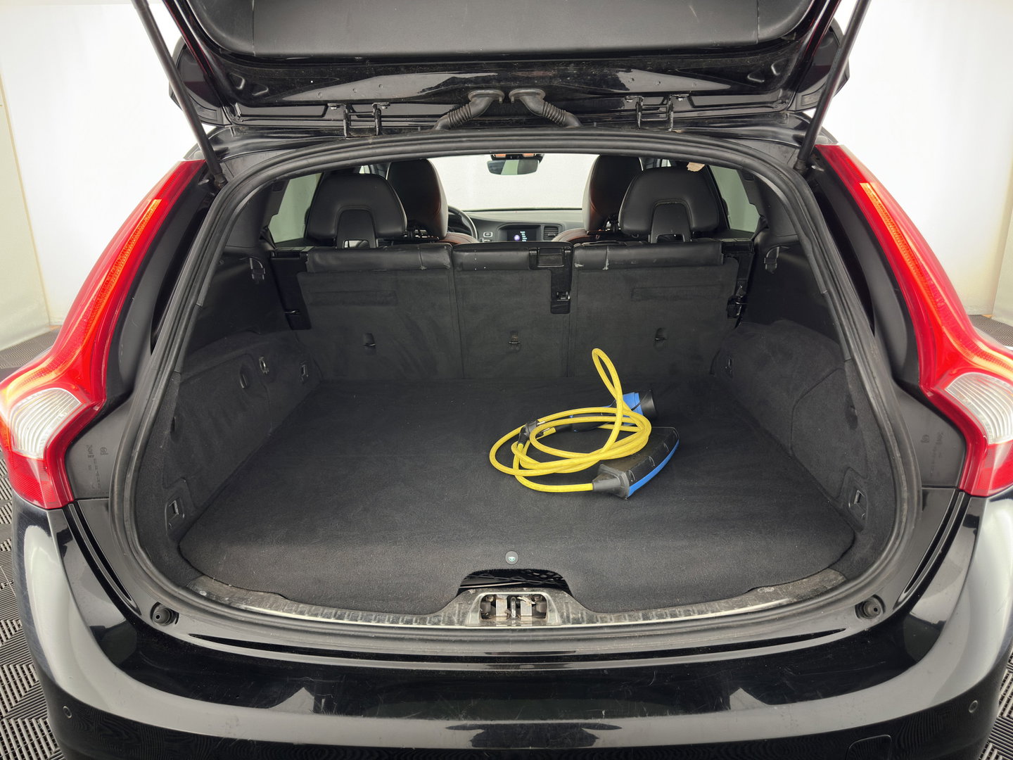 Volvo V60 2.4 D5 Twin Engine Special Edition (INCL.BTW) Aut. *PANO | LEATHER | ADAPTIVE-CRUISE | XENON | BLIS | MEMORY-PACK | CAMERA | HEATED-COMFORTSEATS | NAVI-FULLMAP | PRIVACY-GLASS | ECC | PDC | TOWBAR | 18''ALU*