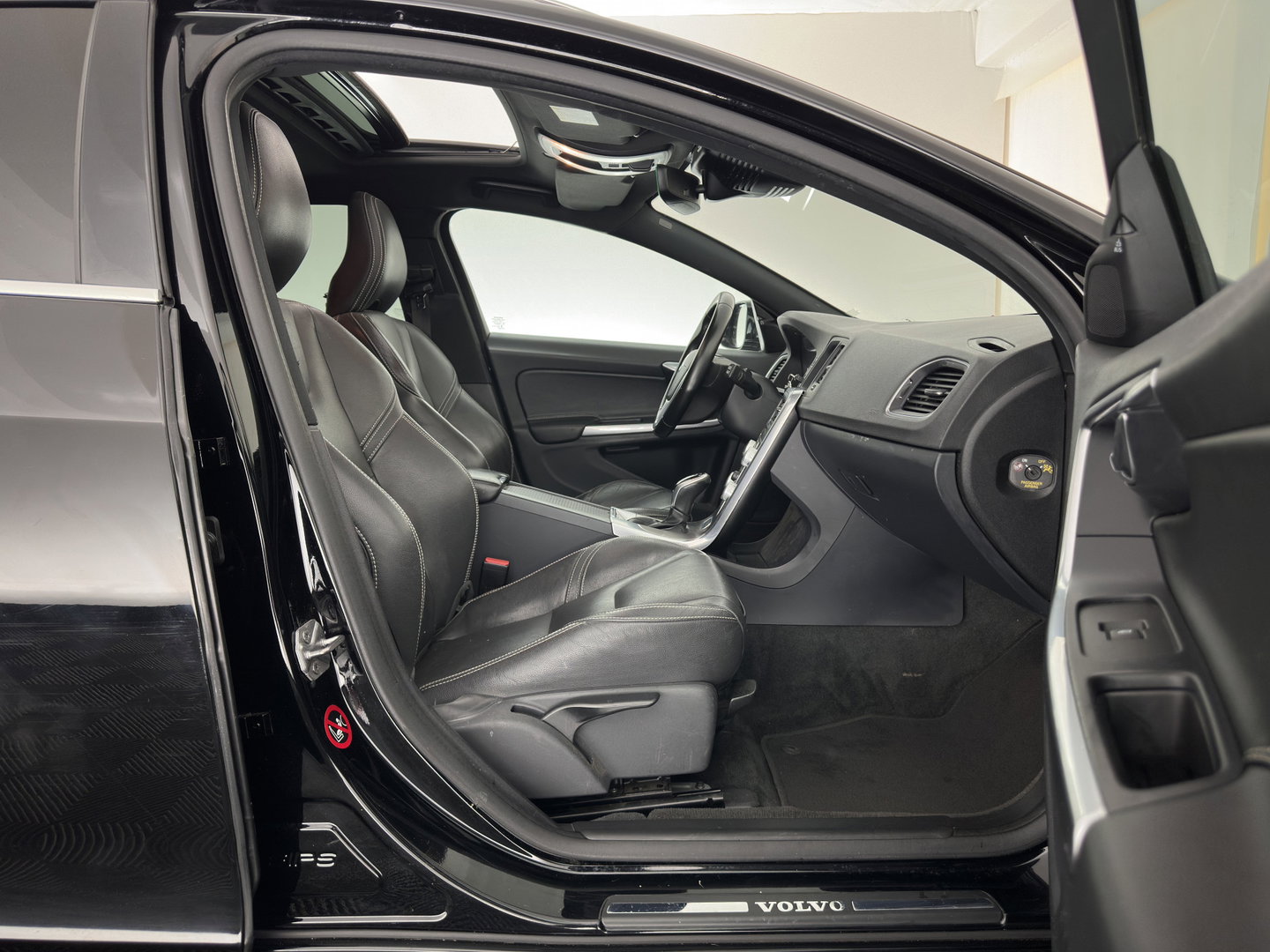Volvo V60 2.4 D5 Twin Engine Special Edition (INCL.BTW) Aut. *PANO | LEATHER | ADAPTIVE-CRUISE | XENON | BLIS | MEMORY-PACK | CAMERA | HEATED-COMFORTSEATS | NAVI-FULLMAP | PRIVACY-GLASS | ECC | PDC | TOWBAR | 18''ALU*