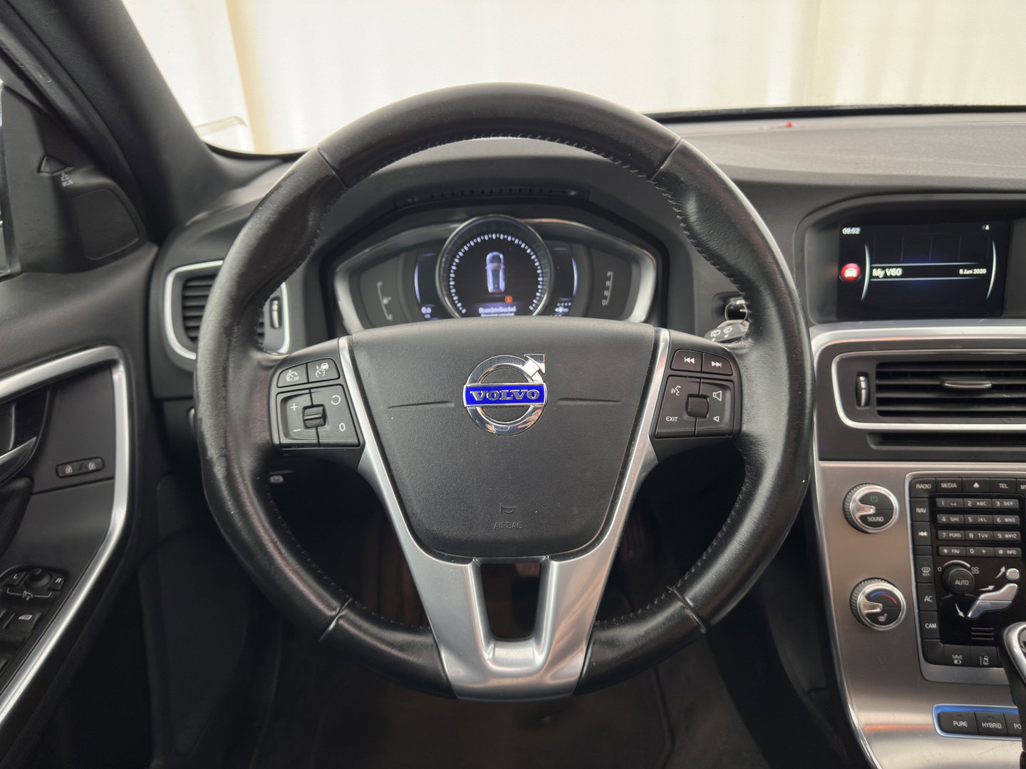 Volvo V60 2.4 D5 Twin Engine Special Edition (INCL.BTW) Aut. *PANO | LEATHER | ADAPTIVE-CRUISE | XENON | BLIS | MEMORY-PACK | CAMERA | HEATED-COMFORTSEATS | NAVI-FULLMAP | PRIVACY-GLASS | ECC | PDC | TOWBAR | 18''ALU*