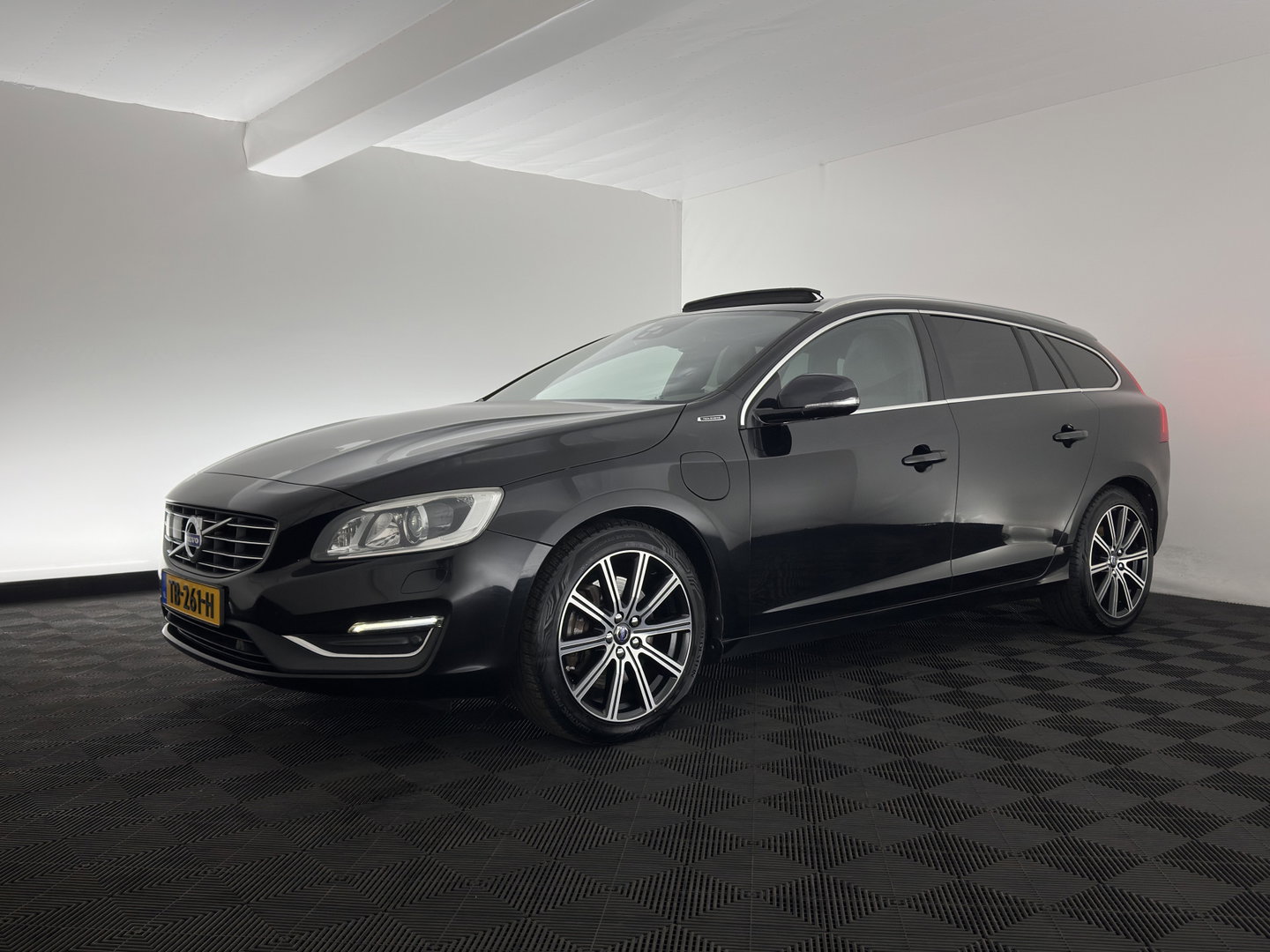 Volvo V60 2.4 D5 Twin Engine Special Edition (INCL.BTW) Aut. *PANO | LEATHER | ADAPTIVE-CRUISE | XENON | BLIS | MEMORY-PACK | CAMERA | HEATED-COMFORTSEATS | NAVI-FULLMAP | PRIVACY-GLASS | ECC | PDC | TOWBAR | 18''ALU*