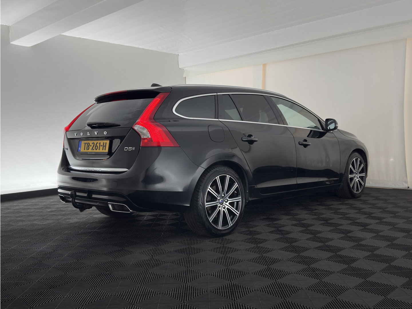 Volvo V60 2.4 D5 Twin Engine Special Edition (INCL.BTW) Aut. *PANO | LEATHER | ADAPTIVE-CRUISE | XENON | BLIS | MEMORY-PACK | CAMERA | HEATED-COMFORTSEATS | NAVI-FULLMAP | PRIVACY-GLASS | ECC | PDC | TOWBAR | 18''ALU*