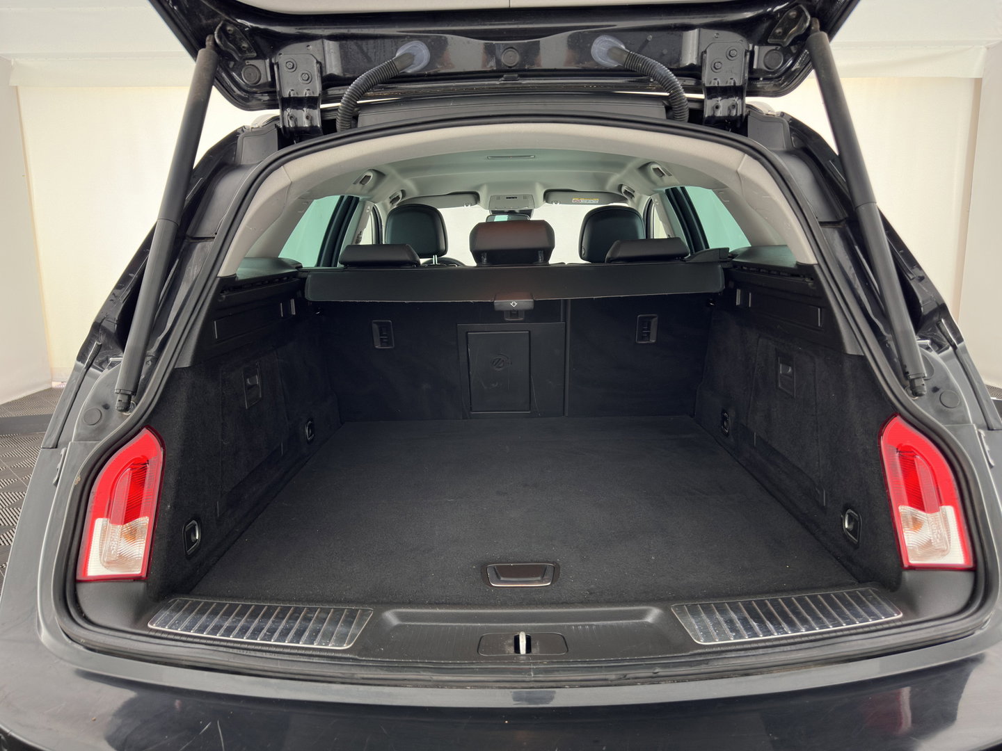 Opel Insignia Sports Tourer 1.6 CDTI EcoFLEX Business+ *LEATHER | XENON | NAVI-FULLMAP | HEATED-COMFORTSEATS | PRIVACY-GLASS | ECC | PDC | CRUISE | 18''ALU*