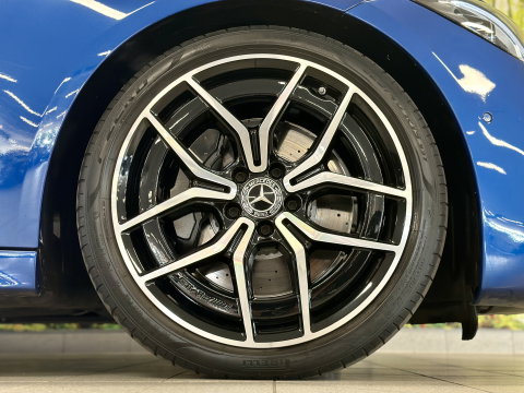 Mercedes-Benz C-Klasse 300 4MATIC AMG Line | Panoramadak | 360° Camera | 19'' Lichtmetaal | Sfeerverlichting | Digital Light | Elektrische Stoelen + Geheugen | Parkeersensoren