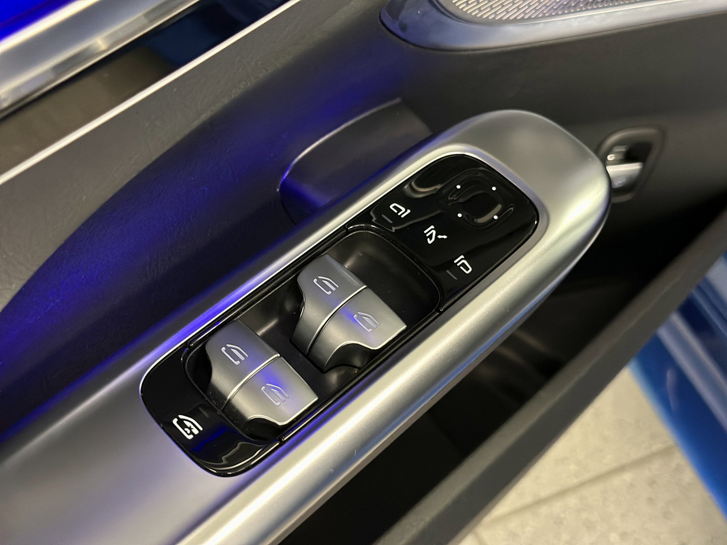 Mercedes-Benz C-Klasse 300 4MATIC AMG Line | Panoramadak | 360° Camera | 19'' Lichtmetaal | Sfeerverlichting | Digital Light | Elektrische Stoelen + Geheugen | Parkeersensoren