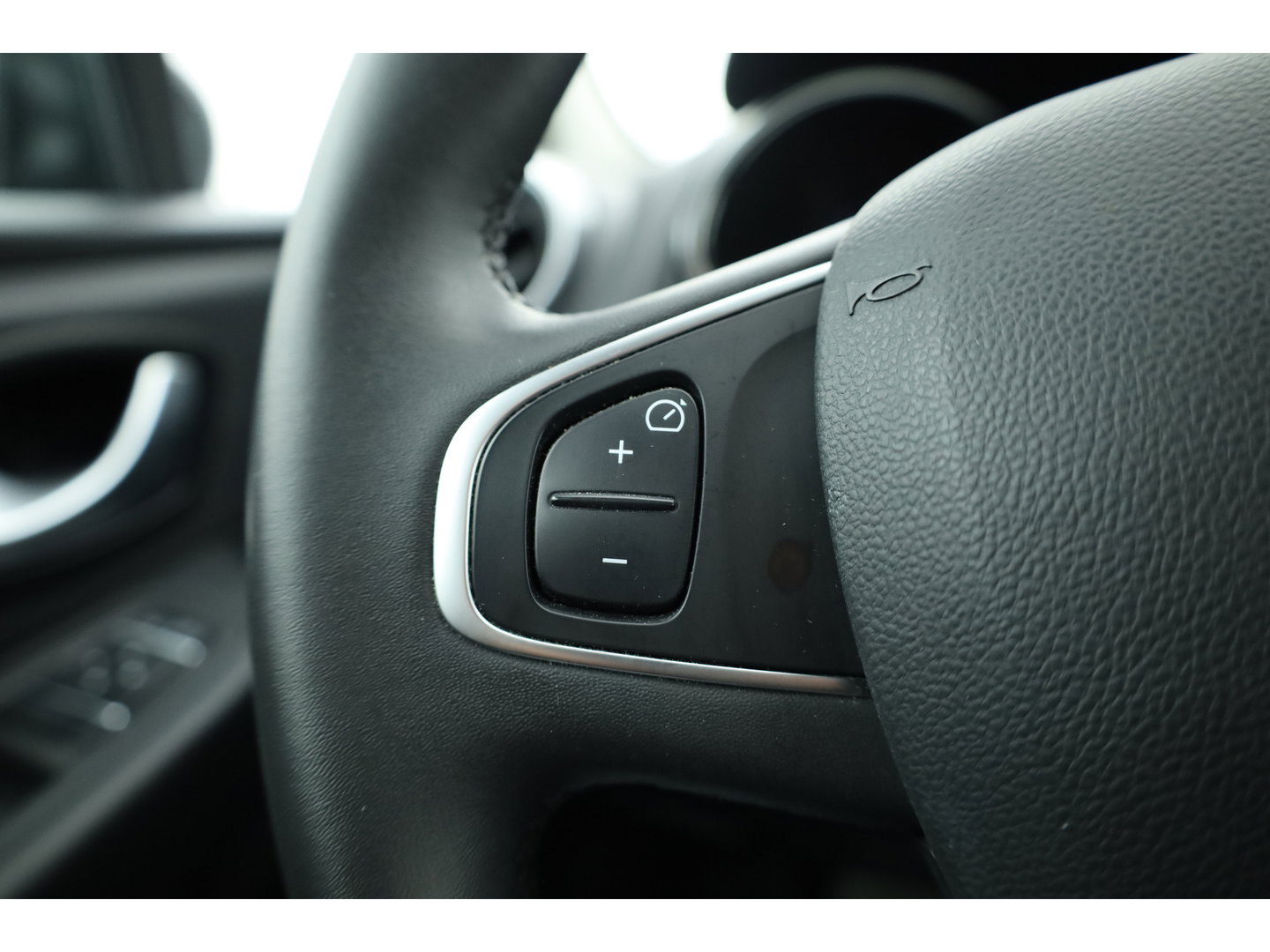 Renault Clio Estate 1.2 TCe Limited 120 pk | Trekhaak | Cruise Control | Bluetooth | Airco | PDC+A | DAB | Navi