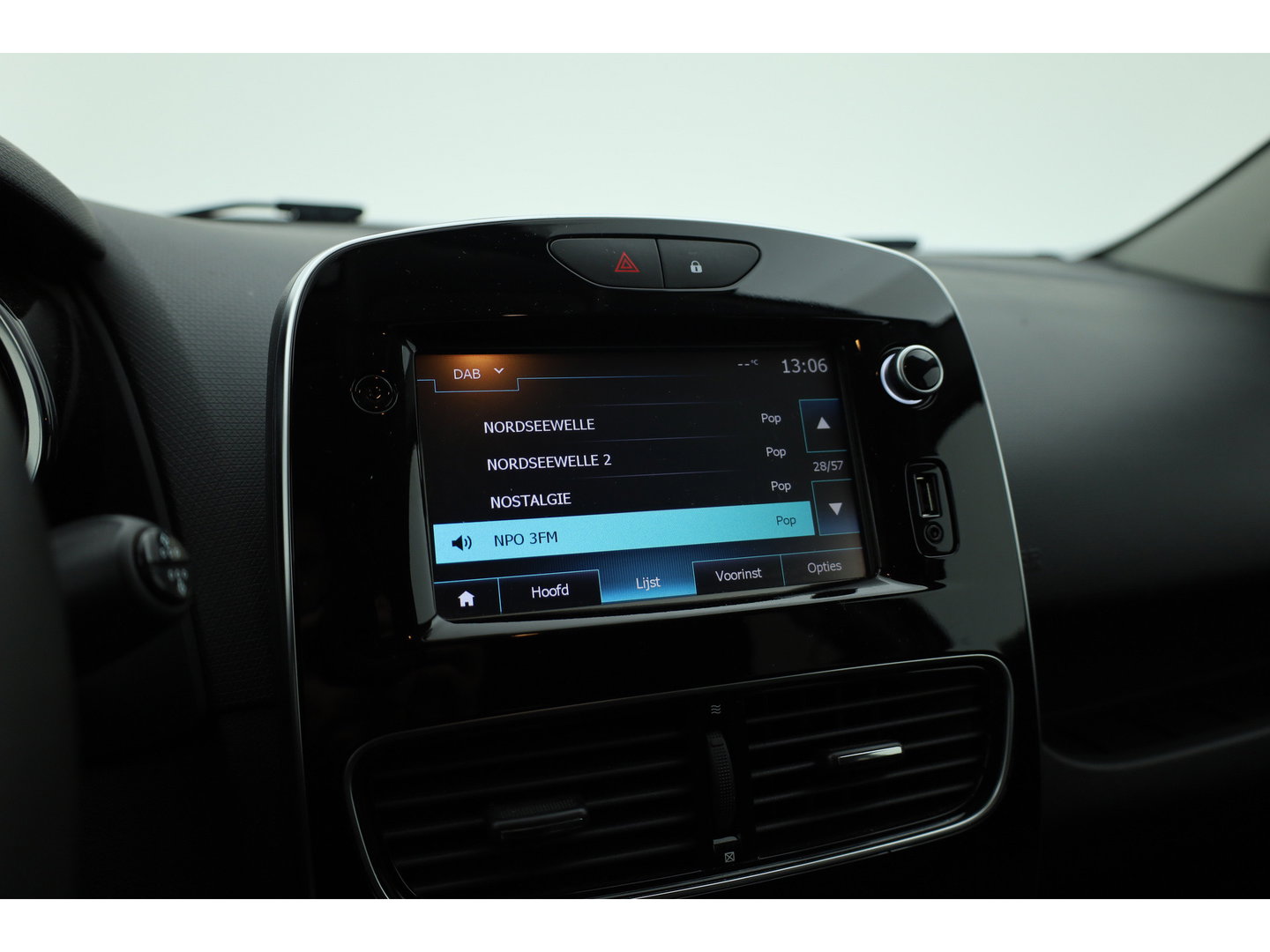Renault Clio Estate 1.2 TCe Limited 120 pk | Trekhaak | Cruise Control | Bluetooth | Airco | PDC+A | DAB | Navi