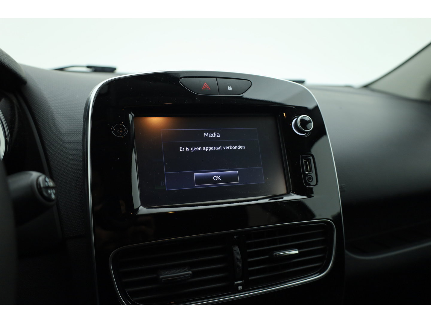 Renault Clio Estate 1.2 TCe Limited 120 pk | Trekhaak | Cruise Control | Bluetooth | Airco | PDC+A | DAB | Navi