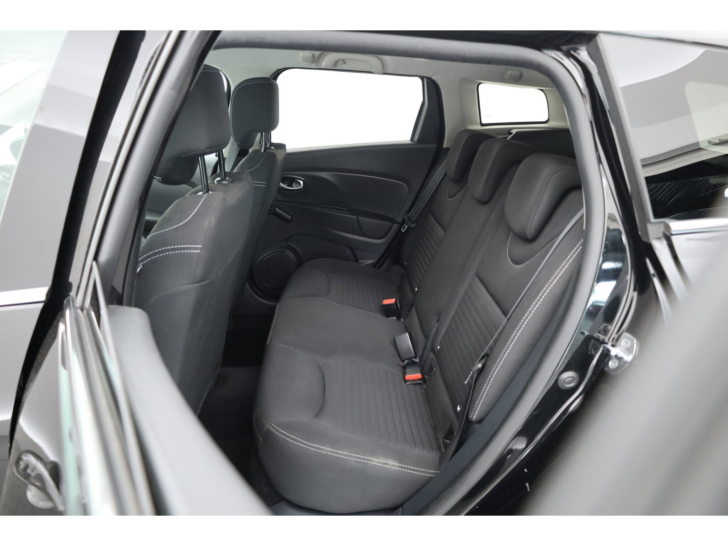 Renault Clio Estate 1.2 TCe Limited 120 pk | Trekhaak | Cruise Control | Bluetooth | Airco | PDC+A | DAB | Navi