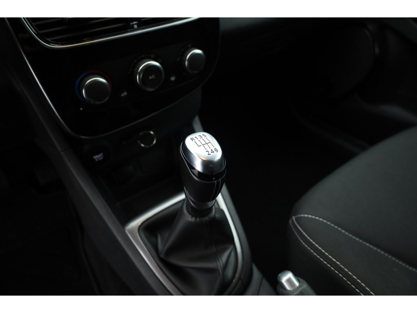 Renault Clio Estate 1.2 TCe Limited 120 pk | Trekhaak | Cruise Control | Bluetooth | Airco | PDC+A | DAB | Navi
