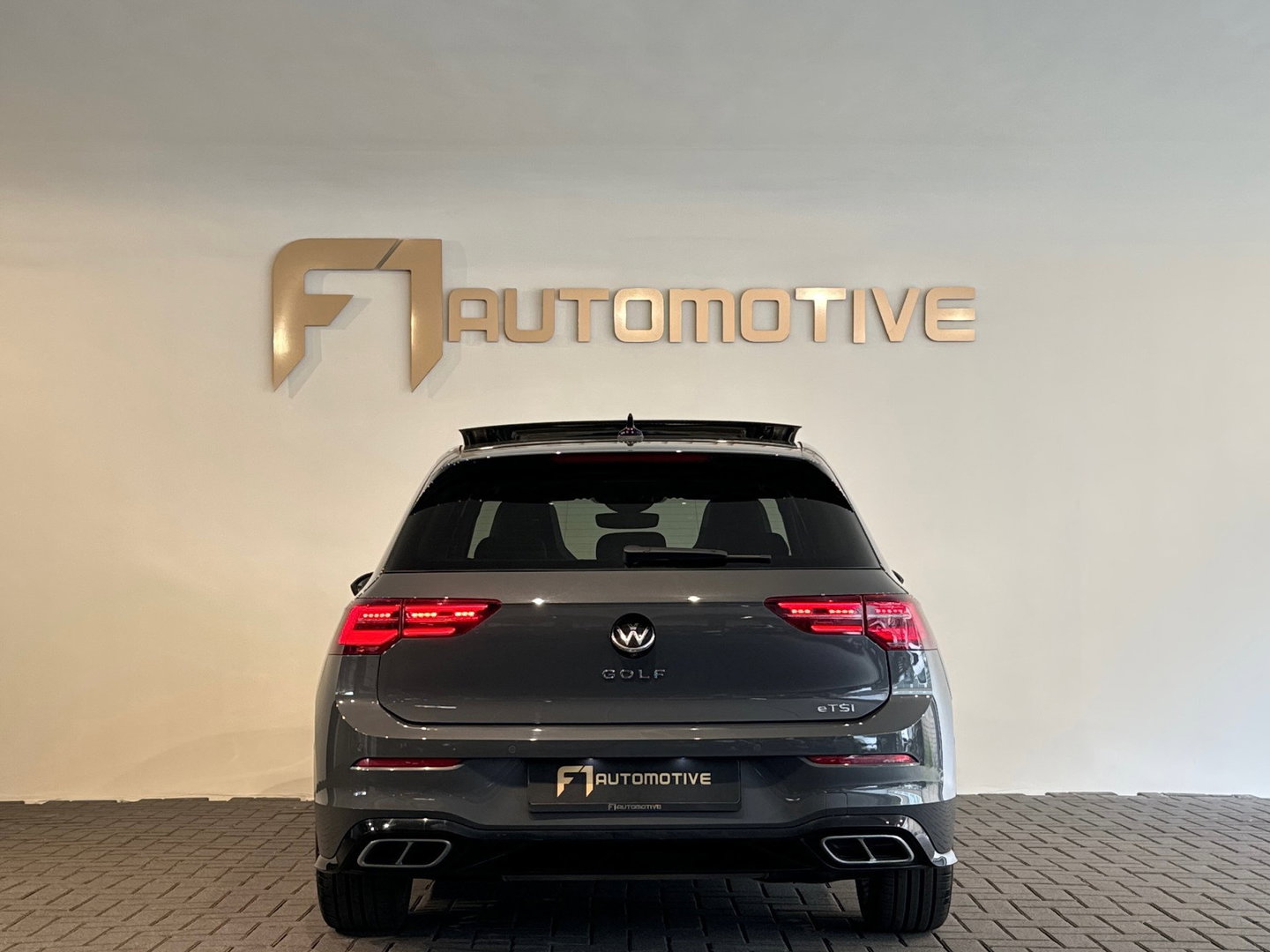 Volkswagen Golf 1.5 eTSI R-Line Pano|Keyless|Camera|IQ|Sfeer