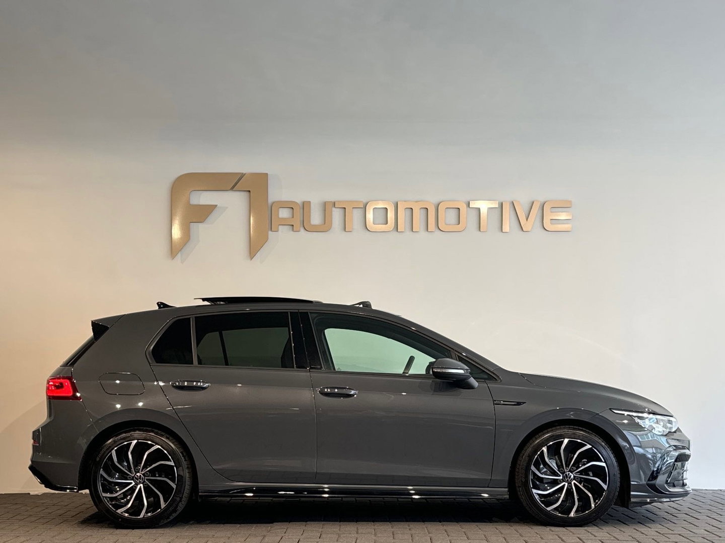 Volkswagen Golf 1.5 eTSI R-Line Pano|Keyless|Camera|IQ|Sfeer