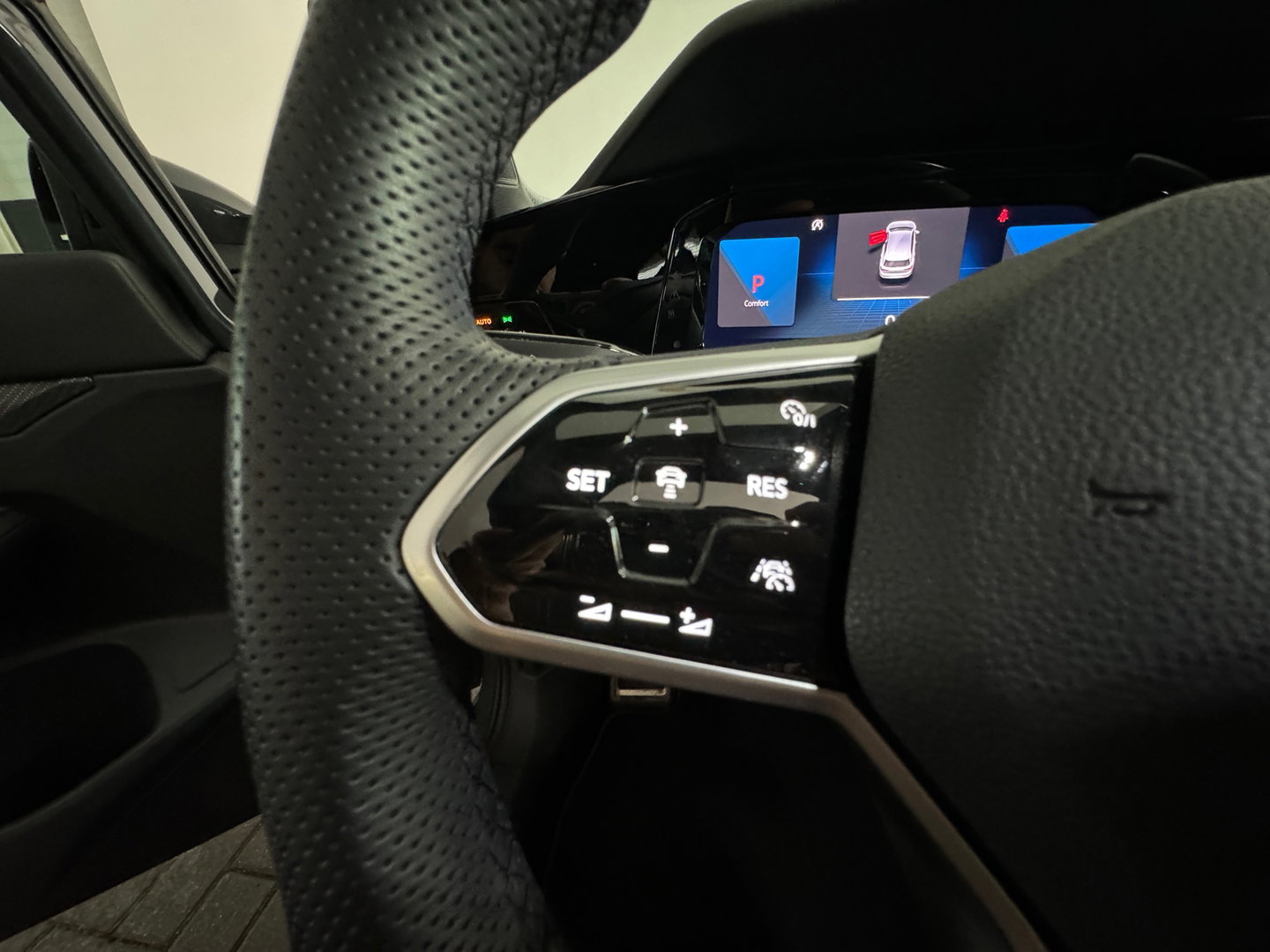 Volkswagen Golf 1.5 eTSI R-Line Pano|Keyless|Camera|IQ|Sfeer