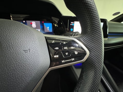 Volkswagen Golf 1.5 eTSI R-Line Pano|Keyless|Camera|IQ|Sfeer