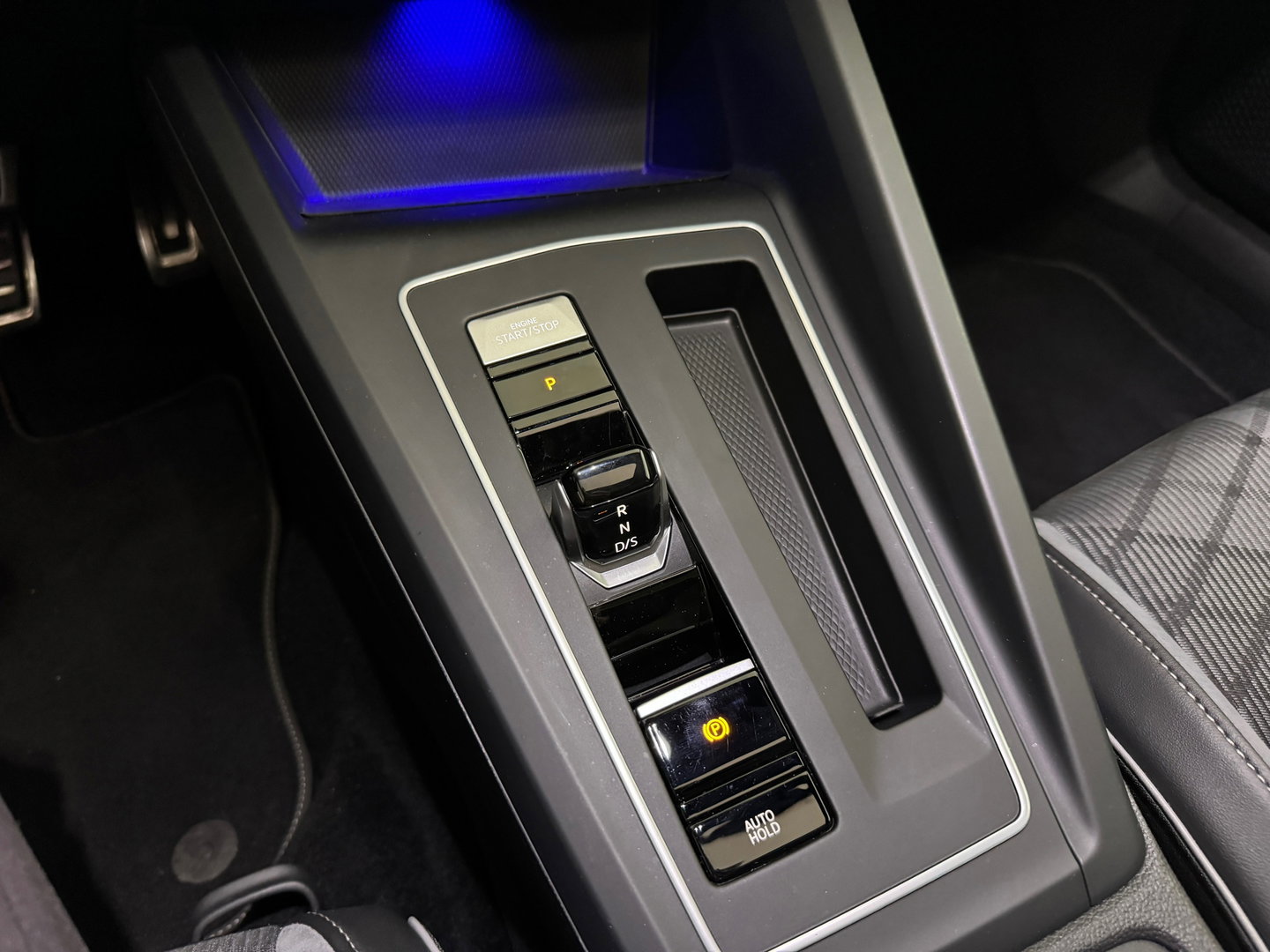 Volkswagen Golf 1.5 eTSI R-Line Pano|Keyless|Camera|IQ|Sfeer