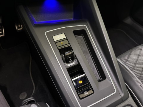 Volkswagen Golf 1.5 eTSI R-Line Pano|Keyless|Camera|IQ|Sfeer