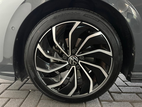 Volkswagen Golf 1.5 eTSI R-Line Pano|Keyless|Camera|IQ|Sfeer