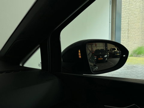 Volkswagen Golf 1.5 eTSI R-Line Pano|Keyless|Camera|IQ|Sfeer