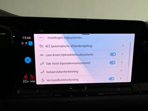 Volkswagen Golf 1.5 eTSI R-Line Pano|Keyless|Camera|IQ|Sfeer