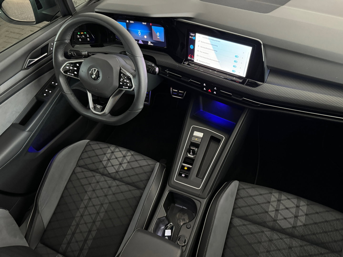 Volkswagen Golf 1.5 eTSI R-Line Pano|Keyless|Camera|IQ|Sfeer
