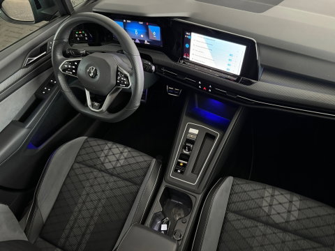 Volkswagen Golf 1.5 eTSI R-Line Pano|Keyless|Camera|IQ|Sfeer