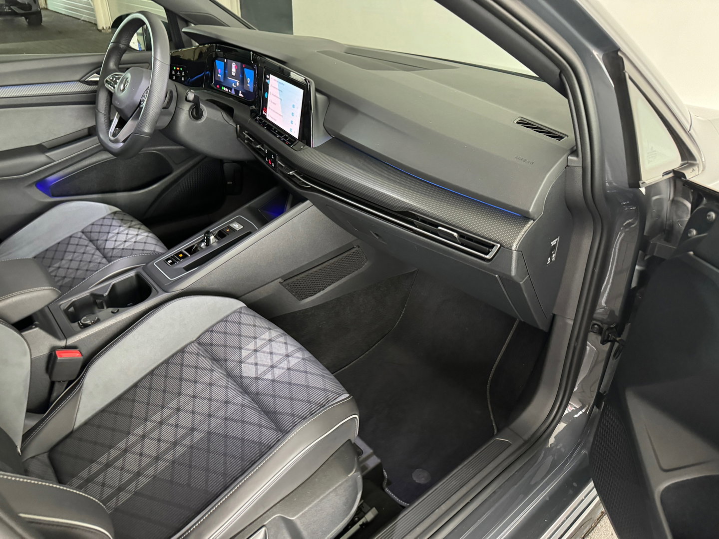 Volkswagen Golf 1.5 eTSI R-Line Pano|Keyless|Camera|IQ|Sfeer