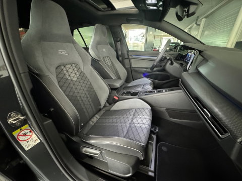 Volkswagen Golf 1.5 eTSI R-Line Pano|Keyless|Camera|IQ|Sfeer
