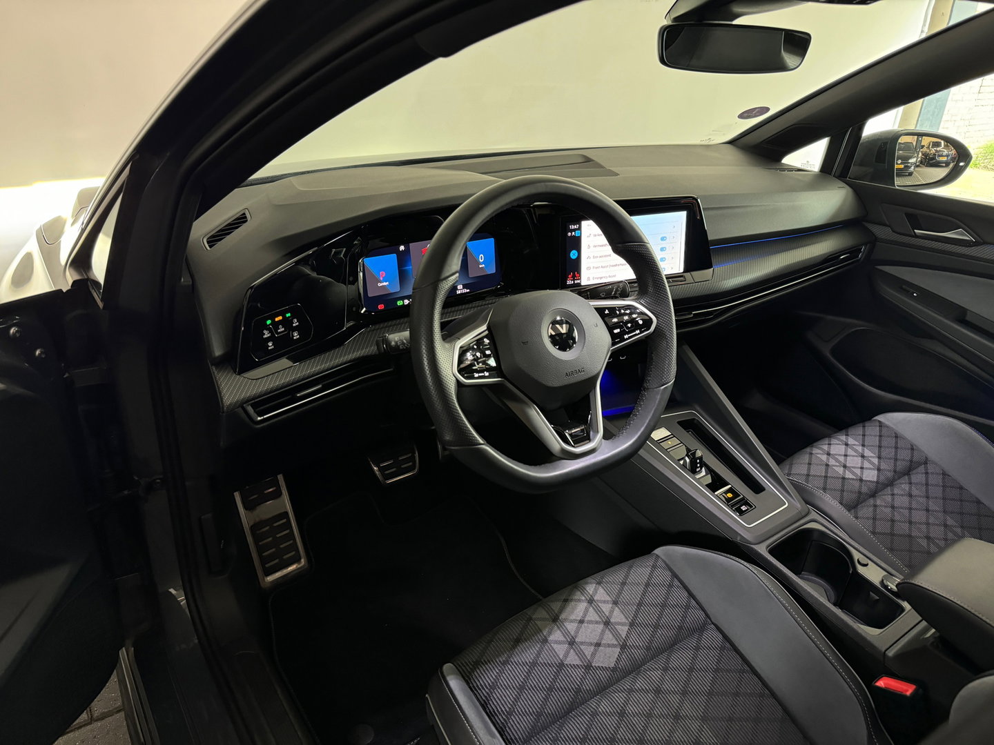 Volkswagen Golf 1.5 eTSI R-Line Pano|Keyless|Camera|IQ|Sfeer