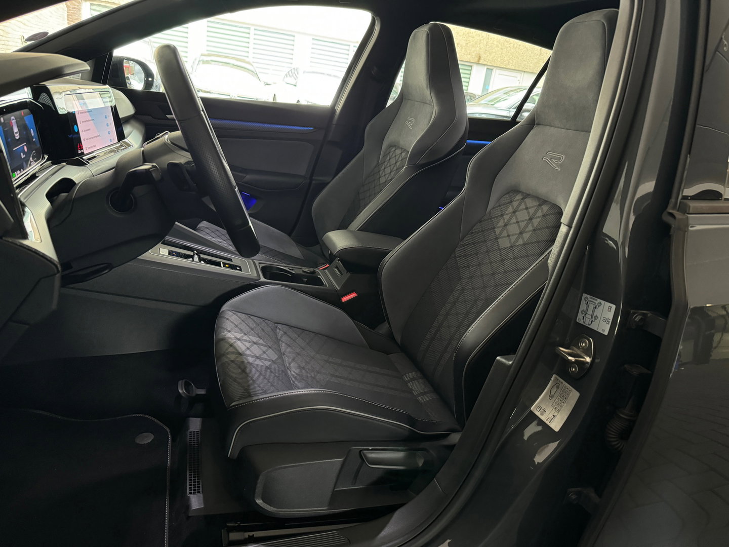 Volkswagen Golf 1.5 eTSI R-Line Pano|Keyless|Camera|IQ|Sfeer
