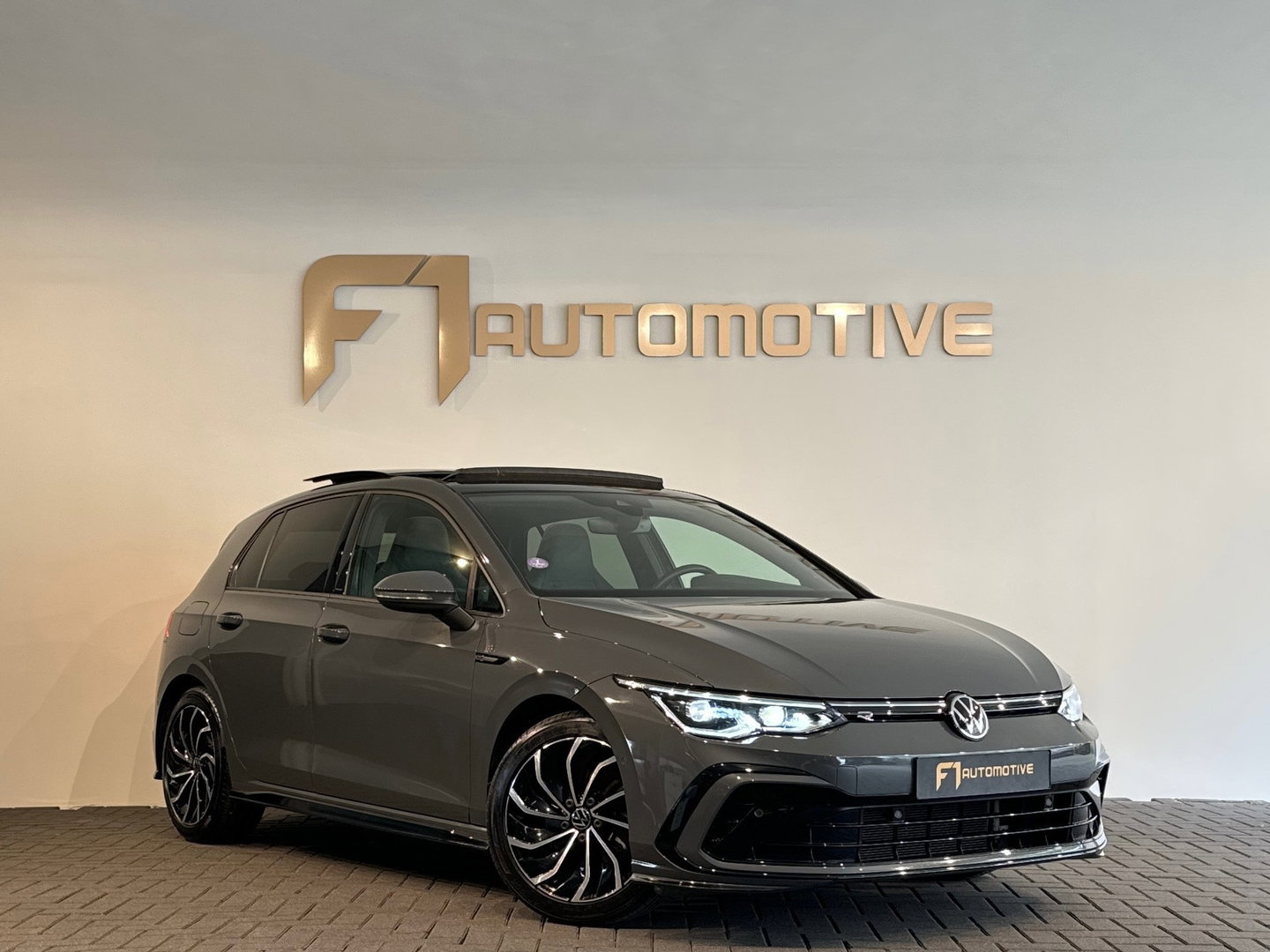 Volkswagen Golf 1.5 eTSI R-Line Pano|Keyless|Camera|IQ|Sfeer