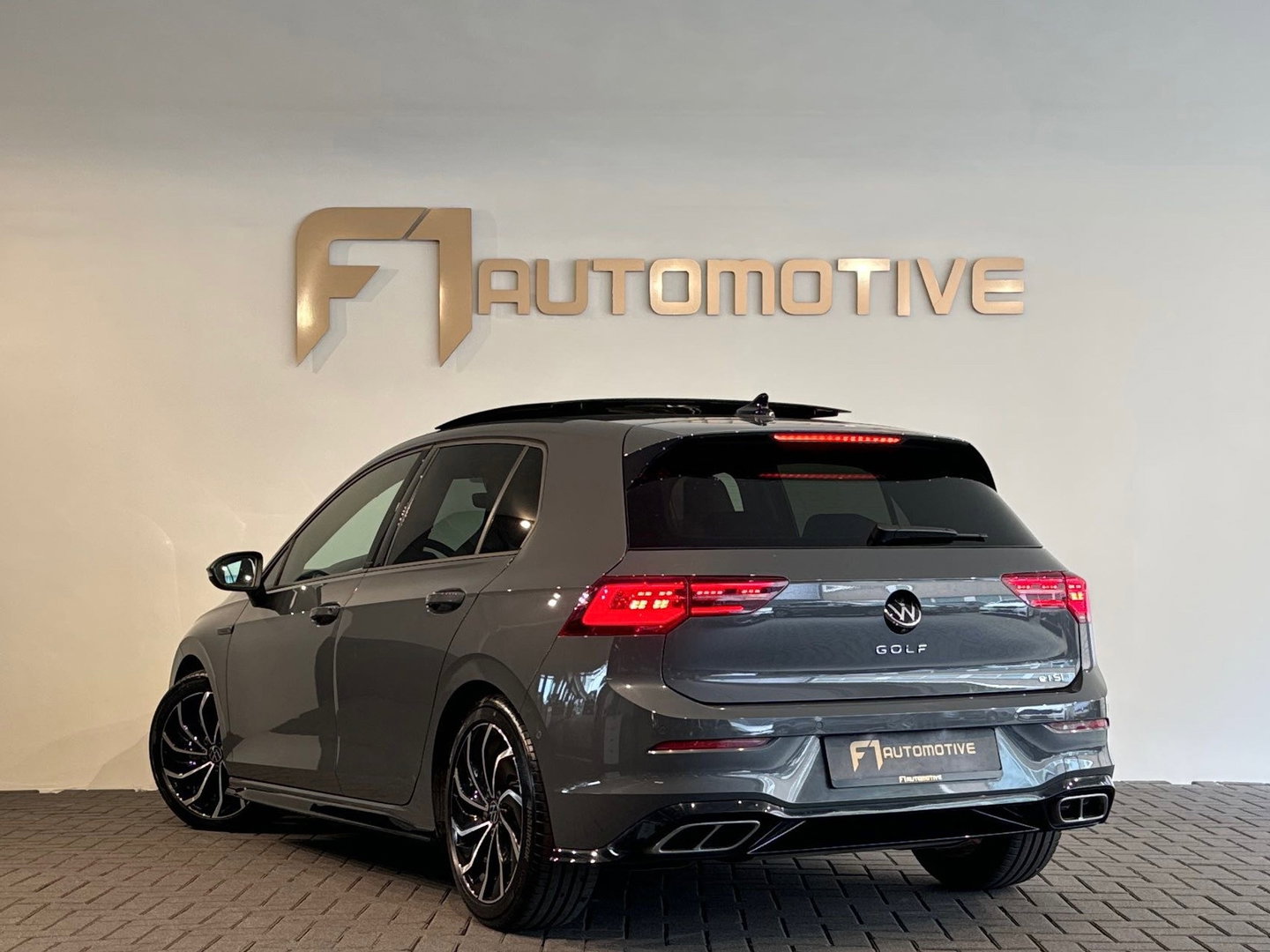 Volkswagen Golf 1.5 eTSI R-Line Pano|Keyless|Camera|IQ|Sfeer