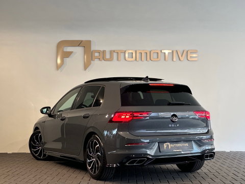 Volkswagen Golf 1.5 eTSI R-Line Pano|Keyless|Camera|IQ|Sfeer