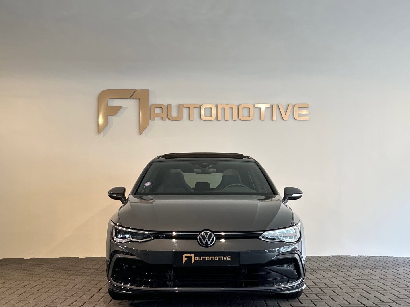 Volkswagen Golf 1.5 eTSI R-Line Pano|Keyless|Camera|IQ|Sfeer