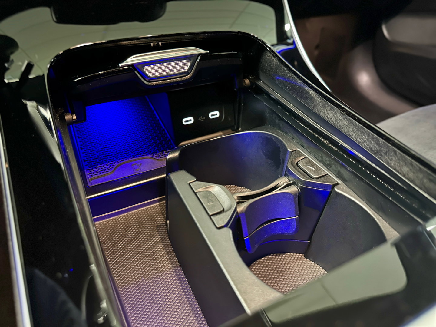 Mercedes-Benz C-Klasse 300 4MATIC AMG Line | Panoramadak | 360° Camera | 19'' Lichtmetaal | Sfeerverlichting | Digital Light | Elektrische Stoelen + Geheugen | Parkeersensoren