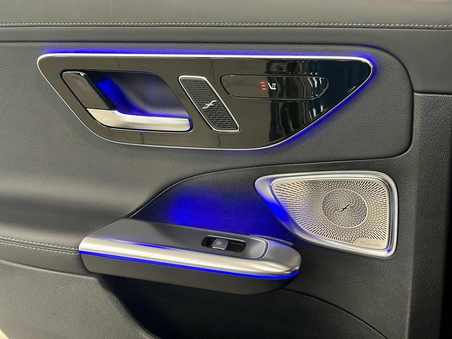 Mercedes-Benz C-Klasse 300 4MATIC AMG Line | Panoramadak | 360° Camera | 19'' Lichtmetaal | Sfeerverlichting | Digital Light | Elektrische Stoelen + Geheugen | Parkeersensoren