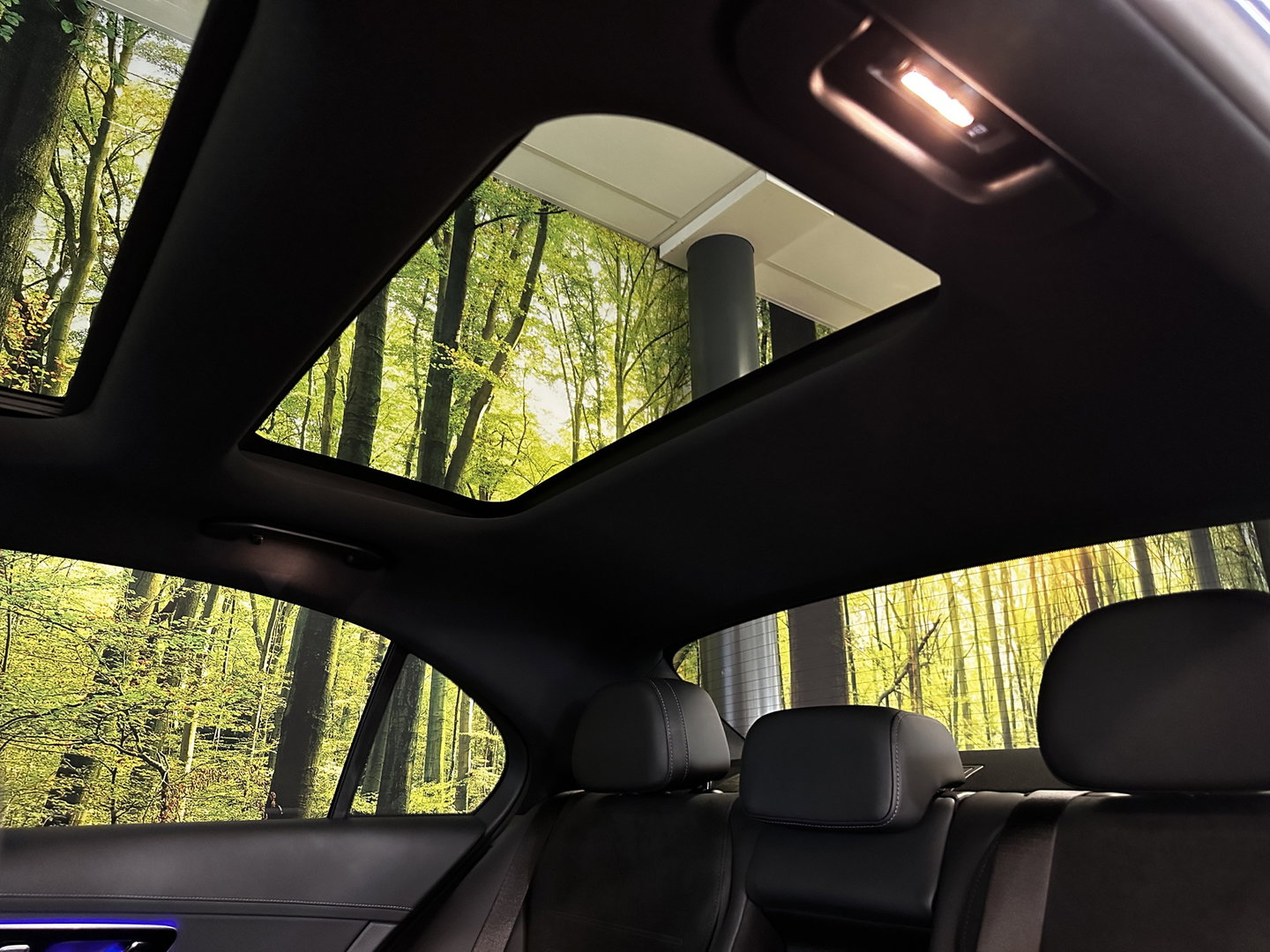 Mercedes-Benz C-Klasse 300 4MATIC AMG Line | Panoramadak | 360° Camera | 19'' Lichtmetaal | Sfeerverlichting | Digital Light | Elektrische Stoelen + Geheugen | Parkeersensoren
