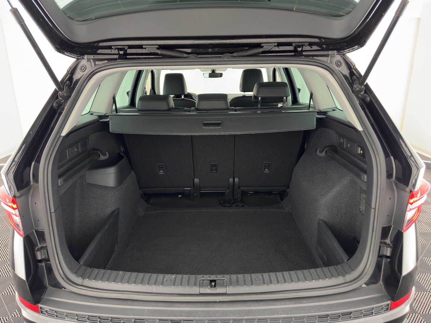 Škoda Kodiaq 1.5 TSI Business Edition (INCL.BTW) *LEATHER-FABRIC | FULL-LED | DIGI-COCKPIT | CAMERA | KEYLESS | DAB+ | NAVI-FULLMAP | SPORT-SEATS | PRIVACY-GLASS | ECC | PDC | CRUISE | 20''ALU | TOWBAR*