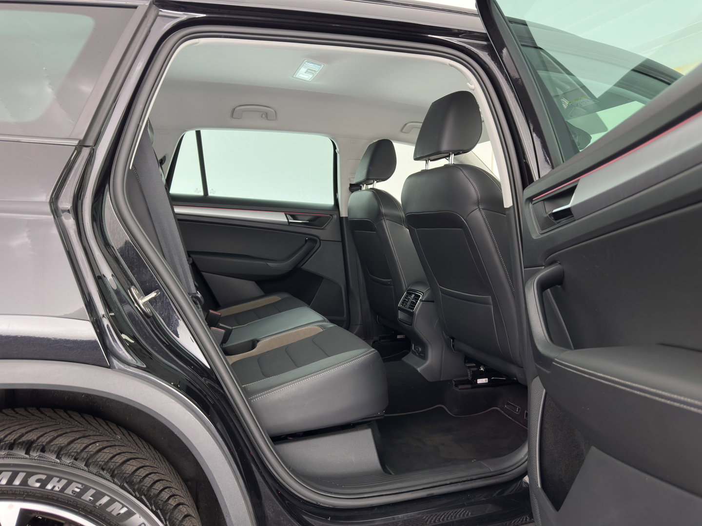 Škoda Kodiaq 1.5 TSI Business Edition (INCL.BTW) *LEATHER-FABRIC | FULL-LED | DIGI-COCKPIT | CAMERA | KEYLESS | DAB+ | NAVI-FULLMAP | SPORT-SEATS | PRIVACY-GLASS | ECC | PDC | CRUISE | 20''ALU | TOWBAR*