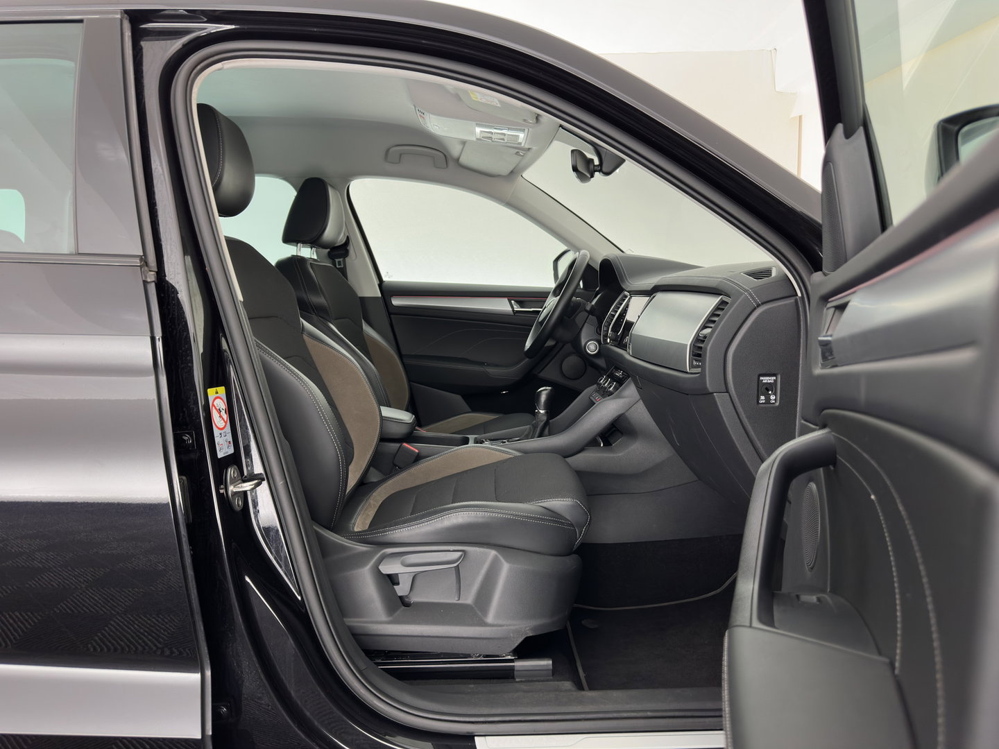 Škoda Kodiaq 1.5 TSI Business Edition (INCL.BTW) *LEATHER-FABRIC | FULL-LED | DIGI-COCKPIT | CAMERA | KEYLESS | DAB+ | NAVI-FULLMAP | SPORT-SEATS | PRIVACY-GLASS | ECC | PDC | CRUISE | 20''ALU | TOWBAR*