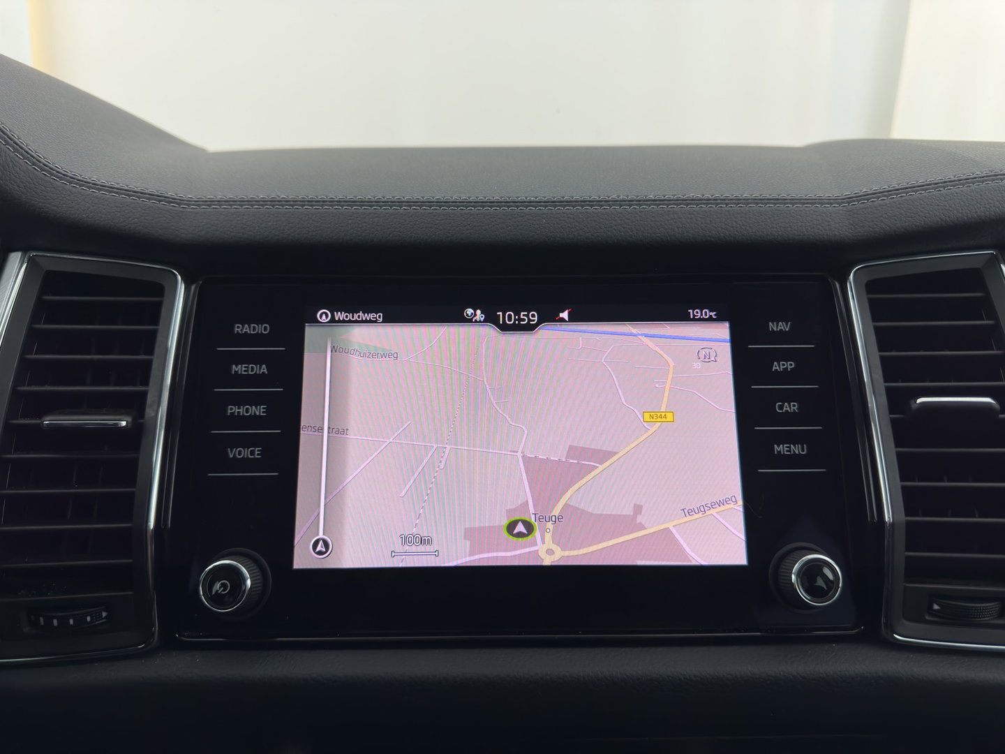 Škoda Kodiaq 1.5 TSI Business Edition (INCL.BTW) *LEATHER-FABRIC | FULL-LED | DIGI-COCKPIT | CAMERA | KEYLESS | DAB+ | NAVI-FULLMAP | SPORT-SEATS | PRIVACY-GLASS | ECC | PDC | CRUISE | 20''ALU | TOWBAR*