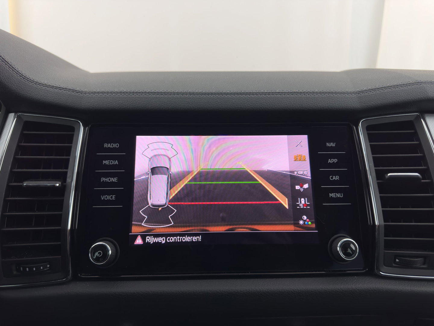 Škoda Kodiaq 1.5 TSI Business Edition (INCL.BTW) *LEATHER-FABRIC | FULL-LED | DIGI-COCKPIT | CAMERA | KEYLESS | DAB+ | NAVI-FULLMAP | SPORT-SEATS | PRIVACY-GLASS | ECC | PDC | CRUISE | 20''ALU | TOWBAR*