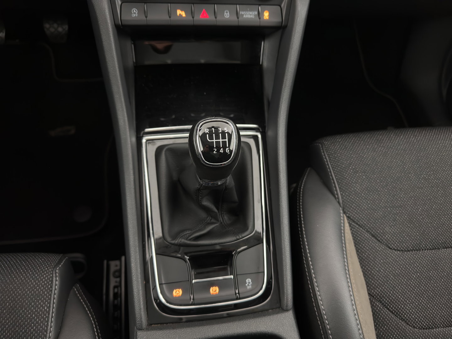 Škoda Kodiaq 1.5 TSI Business Edition (INCL.BTW) *LEATHER-FABRIC | FULL-LED | DIGI-COCKPIT | CAMERA | KEYLESS | DAB+ | NAVI-FULLMAP | SPORT-SEATS | PRIVACY-GLASS | ECC | PDC | CRUISE | 20''ALU | TOWBAR*