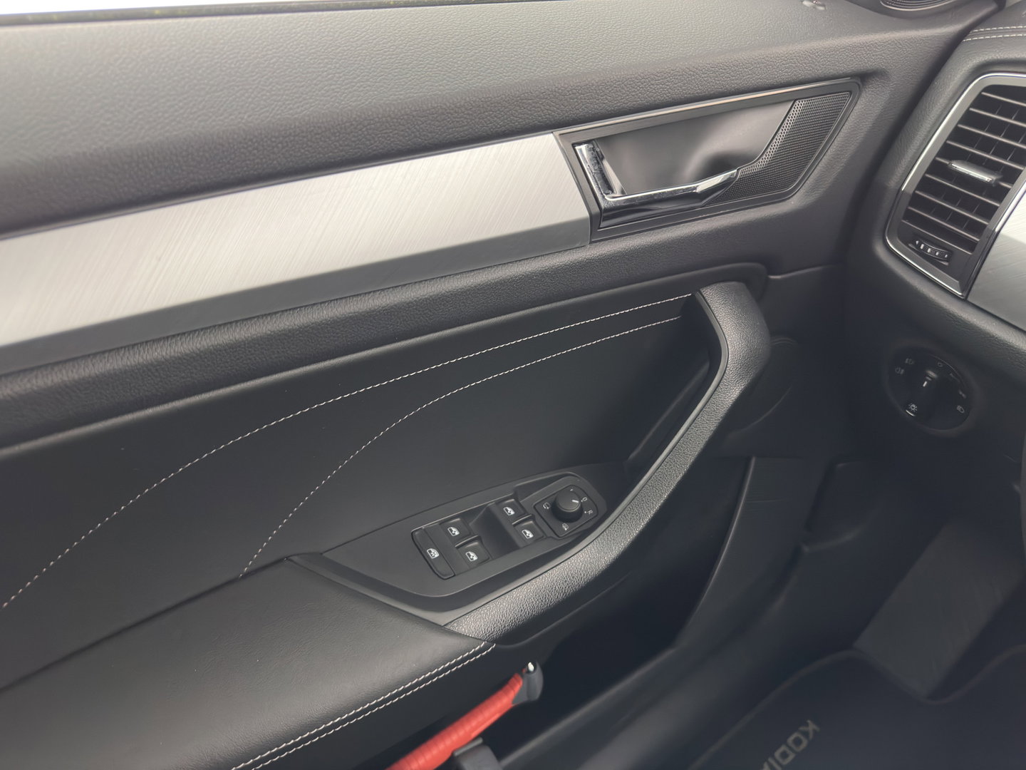 Škoda Kodiaq 1.5 TSI Business Edition (INCL.BTW) *LEATHER-FABRIC | FULL-LED | DIGI-COCKPIT | CAMERA | KEYLESS | DAB+ | NAVI-FULLMAP | SPORT-SEATS | PRIVACY-GLASS | ECC | PDC | CRUISE | 20''ALU | TOWBAR*