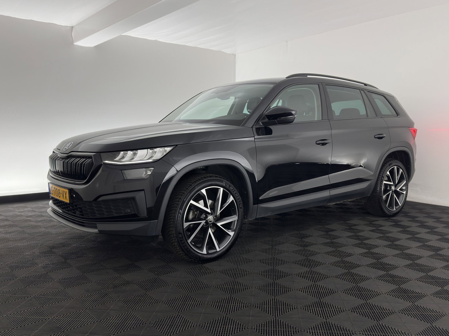 Škoda Kodiaq 1.5 TSI Business Edition (INCL.BTW) *LEATHER-FABRIC | FULL-LED | DIGI-COCKPIT | CAMERA | KEYLESS | DAB+ | NAVI-FULLMAP | SPORT-SEATS | PRIVACY-GLASS | ECC | PDC | CRUISE | 20''ALU | TOWBAR*