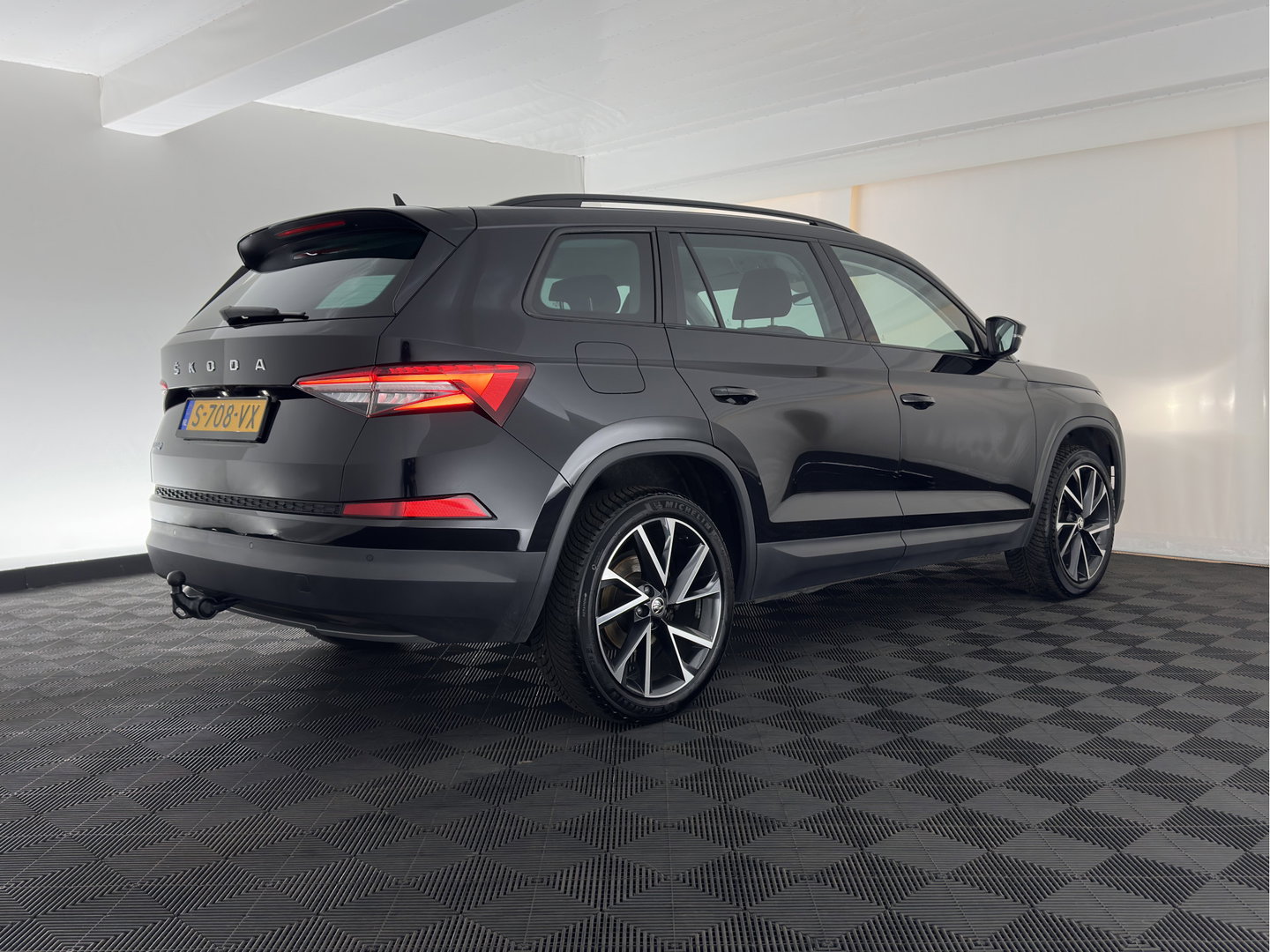 Škoda Kodiaq 1.5 TSI Business Edition (INCL.BTW) *LEATHER-FABRIC | FULL-LED | DIGI-COCKPIT | CAMERA | KEYLESS | DAB+ | NAVI-FULLMAP | SPORT-SEATS | PRIVACY-GLASS | ECC | PDC | CRUISE | 20''ALU | TOWBAR*