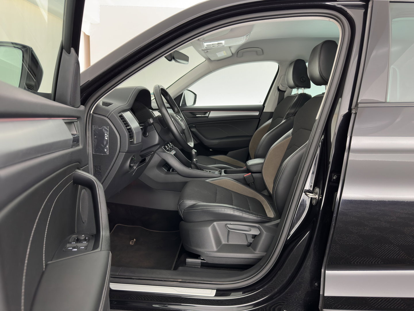 Škoda Kodiaq 1.5 TSI Business Edition (INCL.BTW) *LEATHER-FABRIC | FULL-LED | DIGI-COCKPIT | CAMERA | KEYLESS | DAB+ | NAVI-FULLMAP | SPORT-SEATS | PRIVACY-GLASS | ECC | PDC | CRUISE | 20''ALU | TOWBAR*