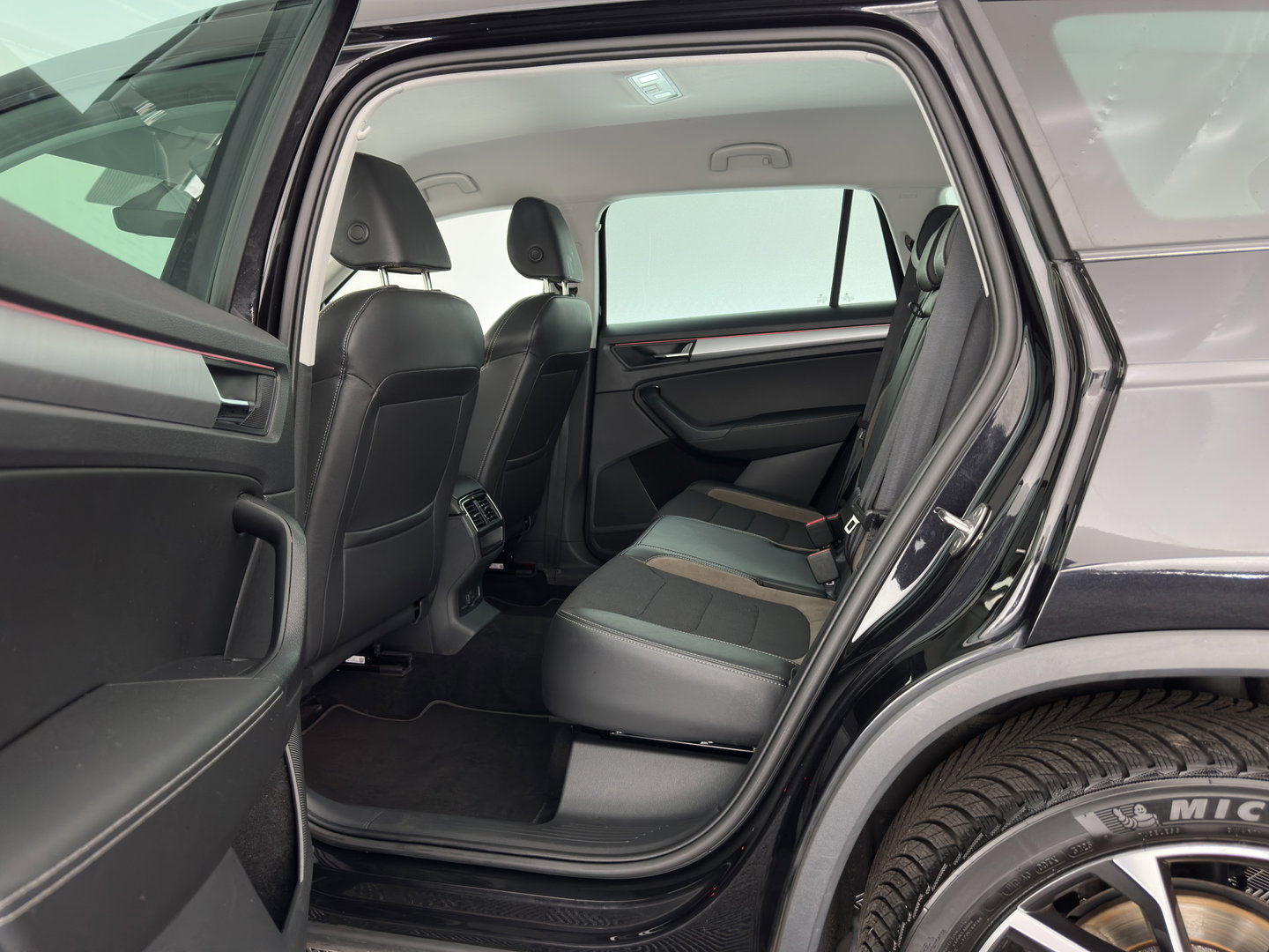 Škoda Kodiaq 1.5 TSI Business Edition (INCL.BTW) *LEATHER-FABRIC | FULL-LED | DIGI-COCKPIT | CAMERA | KEYLESS | DAB+ | NAVI-FULLMAP | SPORT-SEATS | PRIVACY-GLASS | ECC | PDC | CRUISE | 20''ALU | TOWBAR*